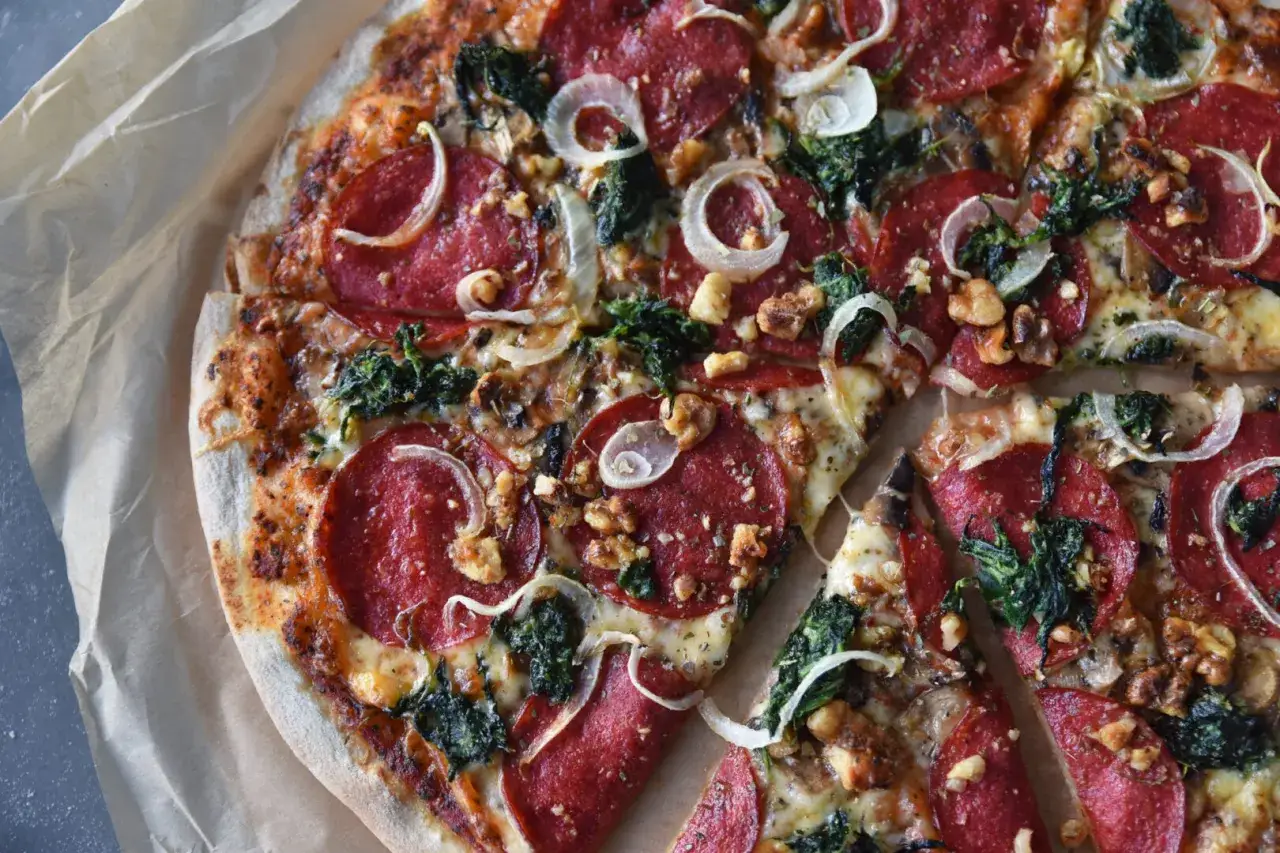 Pizza z salami i nietypowymi dodatkami