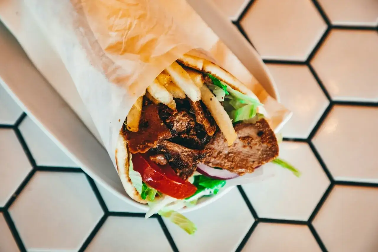 Różne rodzaje kebabów: w bułce, tortilli, na talerzu
