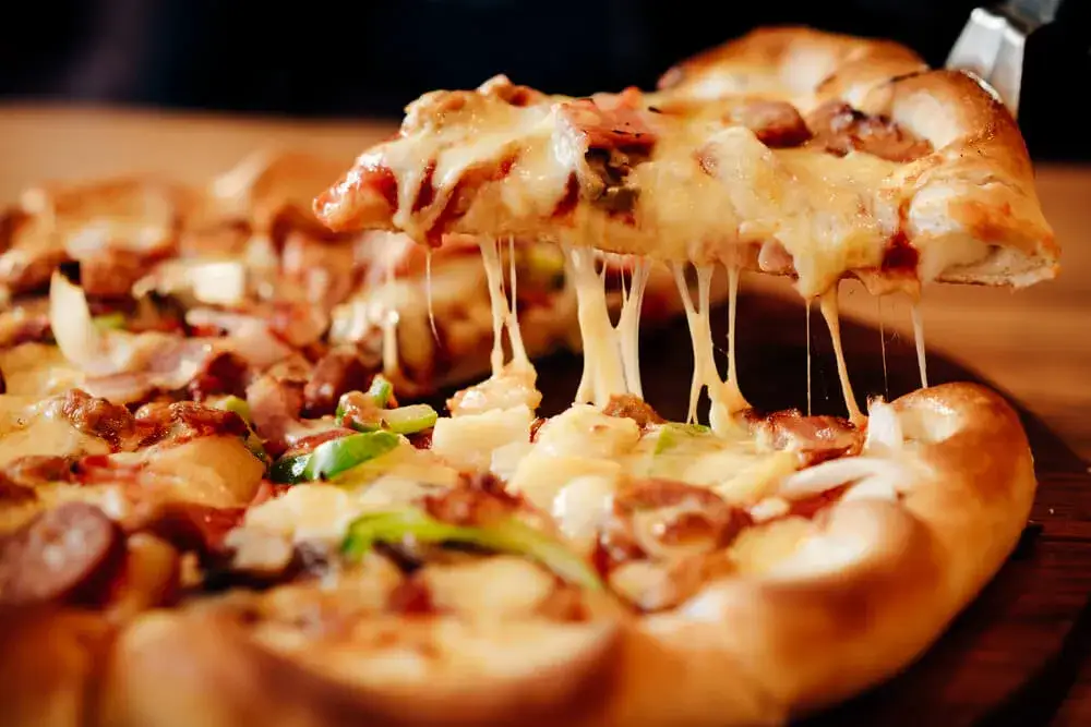 różne rodzaje ciasta do pizzy cienkie grube