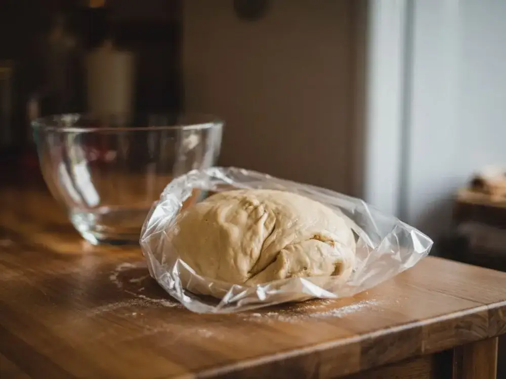 ciasto na pizzę w lodówce pojemnik