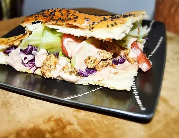 kebab w bułce, kebab dürüm, kebab na talerzu, kapsalon